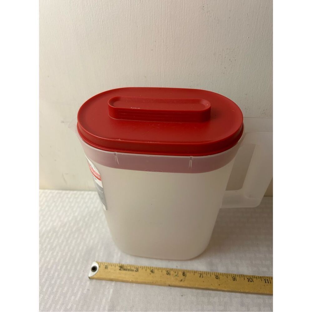 Rubbermaid 1 gal compact slim‎ pitcher USA red lid
